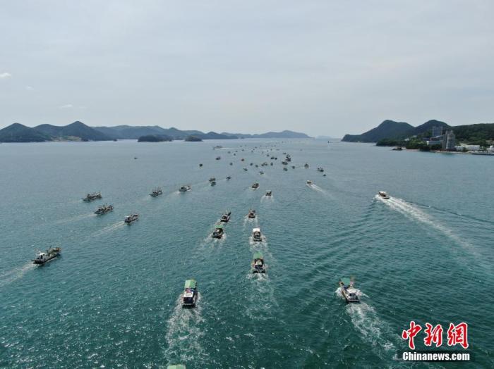 资料图：4月26日，在韩国庆尚南道统营市，350艘渔船集体出海，抗议日本将核污水排入海的计划。中新社发 韩国统营巨济环境运动联合会 供图