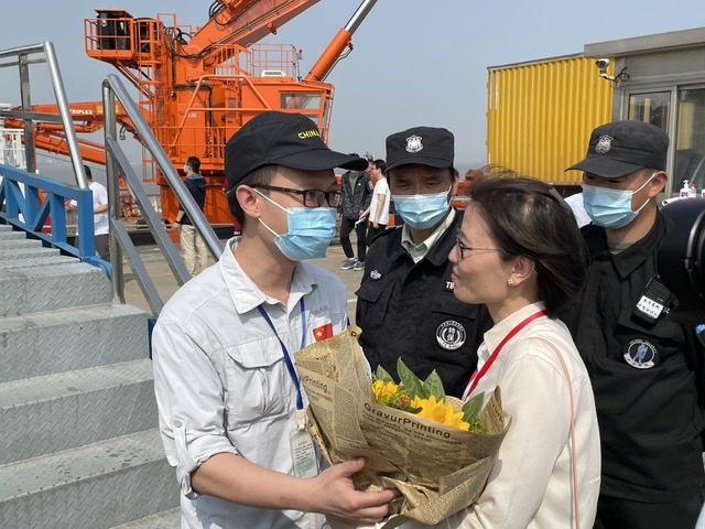 胡淼随同中国第36次南极科学考察队,从上海飞往中国南极长城站