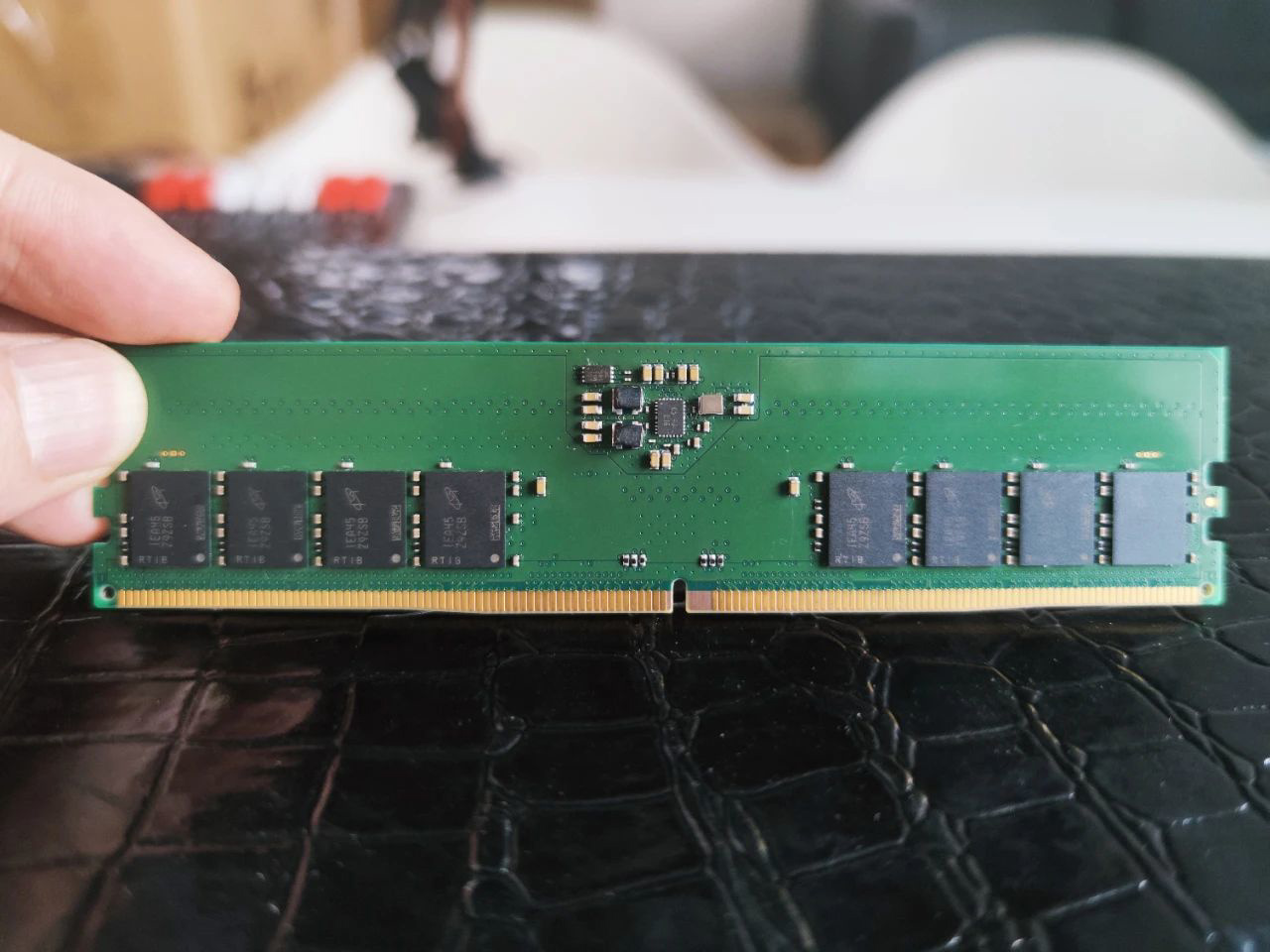 ▲ 嘉合劲威 DDR5 内存，可见板载供电电路