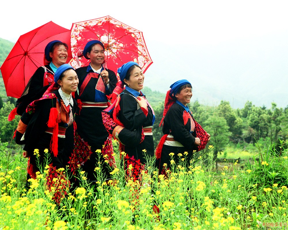 全州县东山瑶族乡瑶族同胞以对歌的形式欢度世界微笑日。（赵景樟/摄）