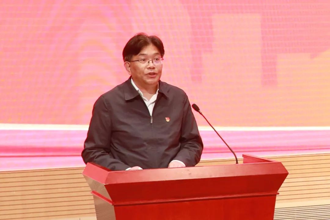 校党委书记曹锡康在大会闭幕式上作题为《牢记初心使命 共谋事业发展