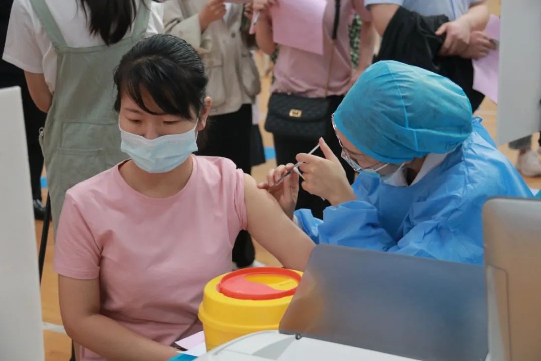 一起看郑大新冠肺炎疫苗接种现场