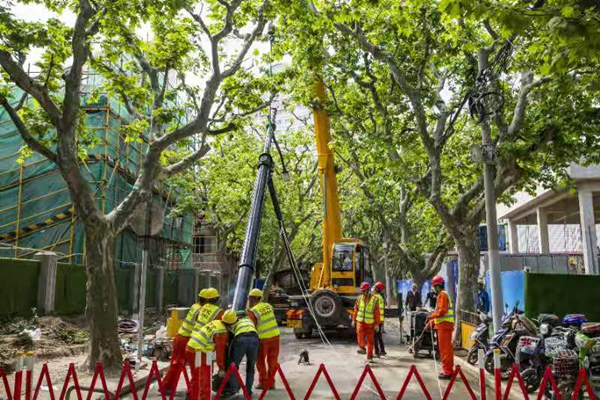 　　图说：曹杨一村周边三条主要道路花溪路（桐柏路-梅岭北路）、棠浦路（兰溪路-梅岭北路）、枫桥路（花溪路-曹杨路）正在开展架空线入地、合杆。 采访对象供图