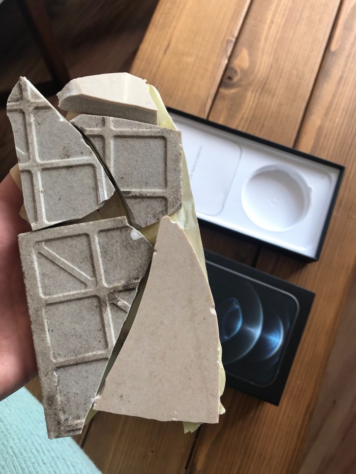 英国一客户订购了iphone12promax收到的却是一块破碎的瓷砖