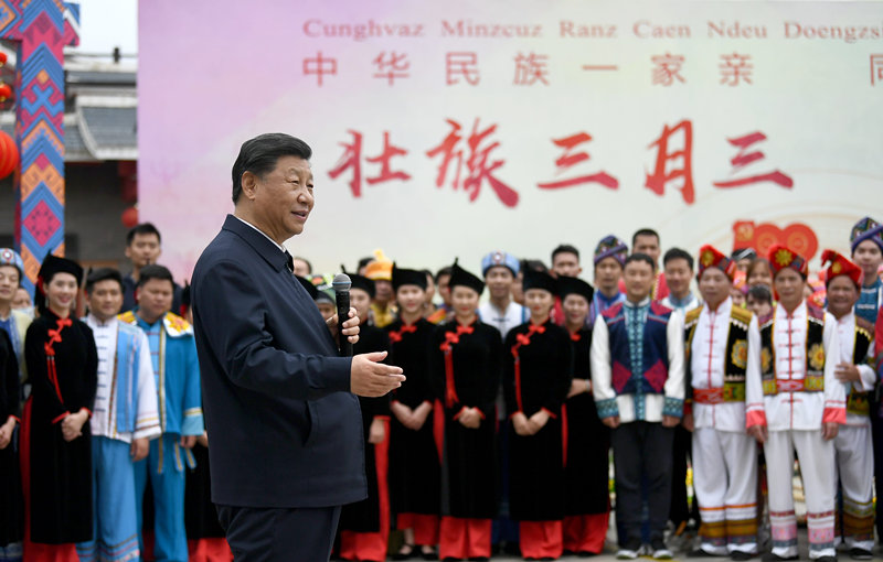 2021年4月27日,习近平总书记在南宁市广西民族博物馆外,同参加三月三“歌圩节”民族文化活动的各族群众亲切交流。