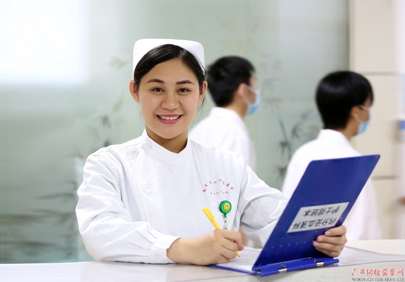 南宁市第二人民医院内分泌科副护士长张帆天使般的微笑,给病患带来