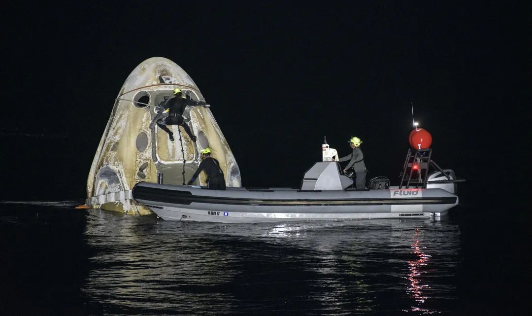 图/视觉中国 5月2日，在国际空间站驻留的4名宇航员乘坐SpaceX的 “龙飞船”返回地球。