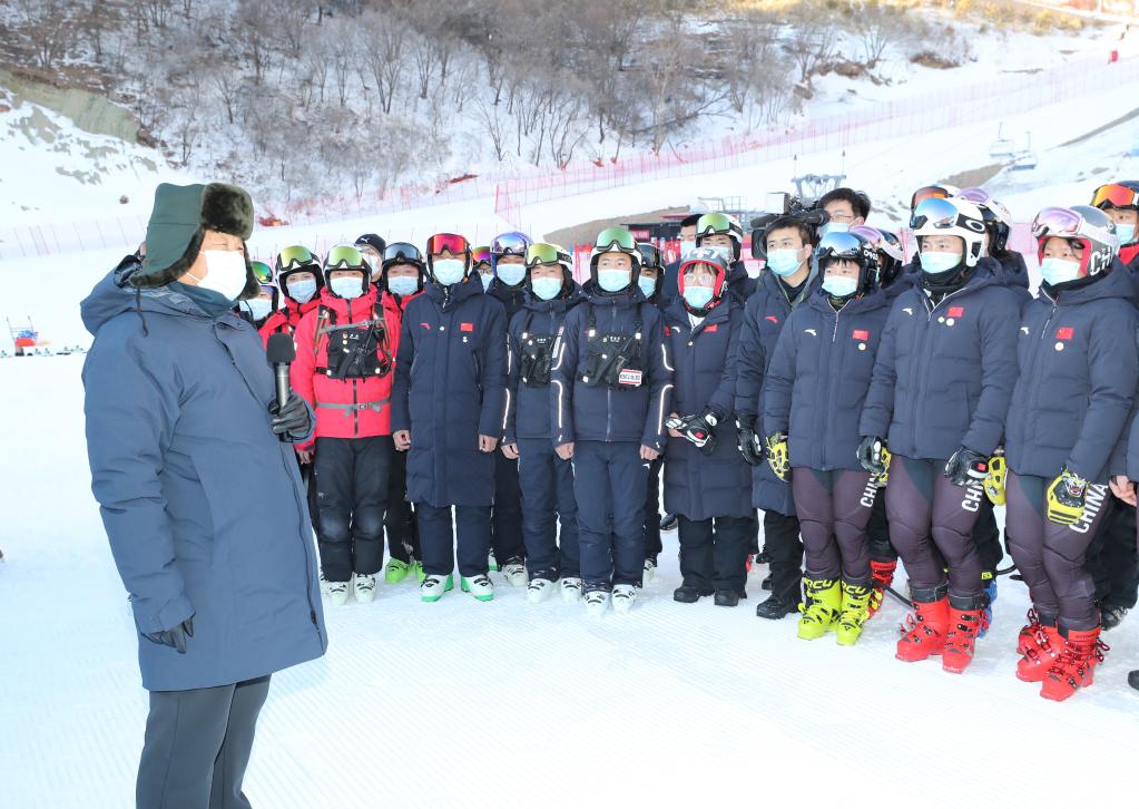 这是1月18日下午，习近平在位于北京市延庆区的国家高山滑雪中心，同赛场保障工作人员、运动员、教练员等亲切交流。新华社记者 鞠鹏 摄