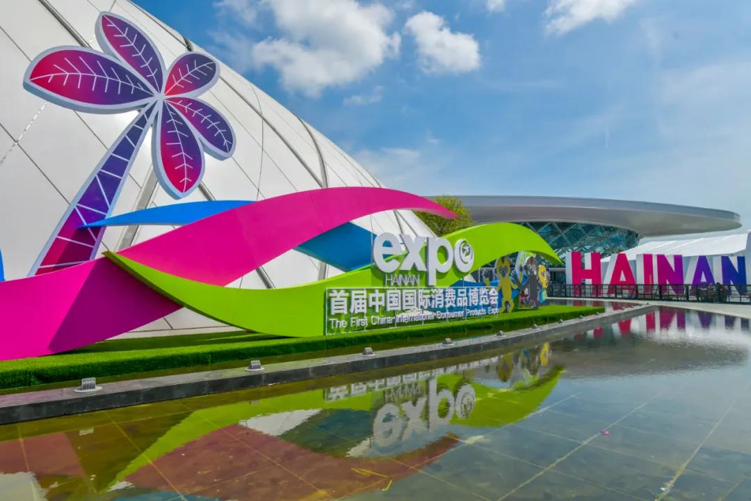 消博会体现了"双循环"的理念,不光是要引进来,还要推动中国的精品"