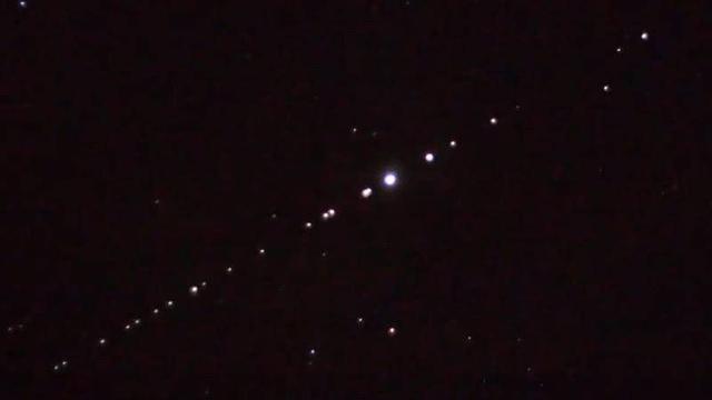 UFO舰队现美国夜空？实为SpaceX＂星链＂卫星