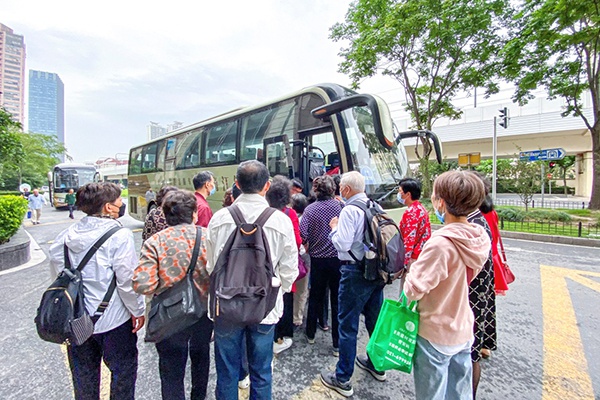 图说:乘客排队上车.桓酋罡 摄(下同)