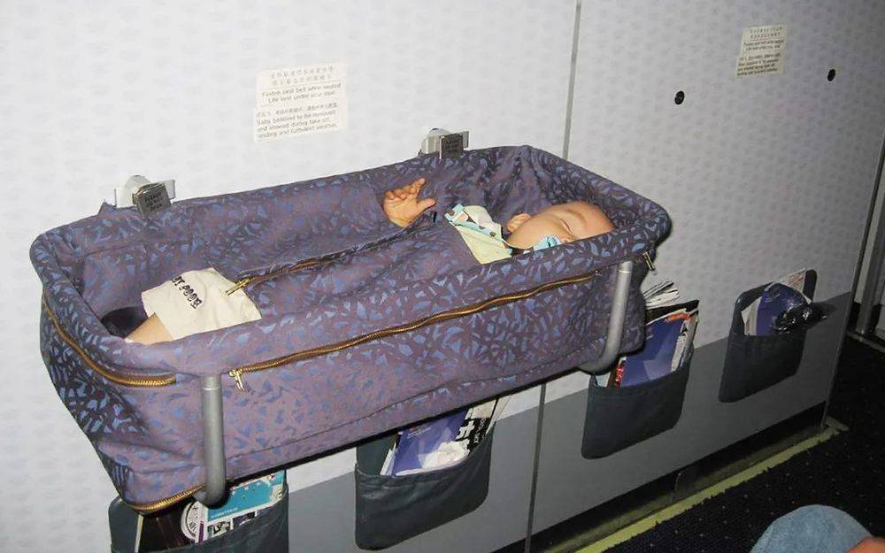 图:客舱婴儿摇篮