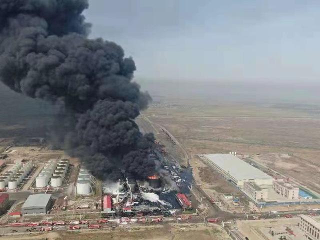 河北沧州南大港产业园区东兴工业区油罐着火 周边企业停产人员疏散