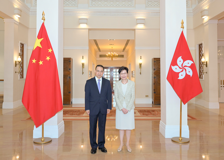 香港特区行政长官与新任外交部驻港公署特派员会面