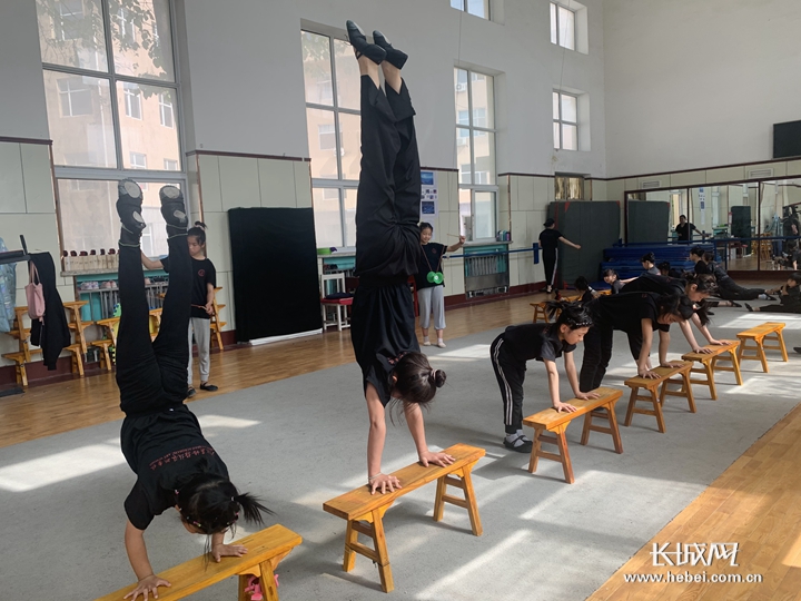在河北吴桥杂技学校排练厅，学生们正在练习基本功。长城网记者 段维佳 摄