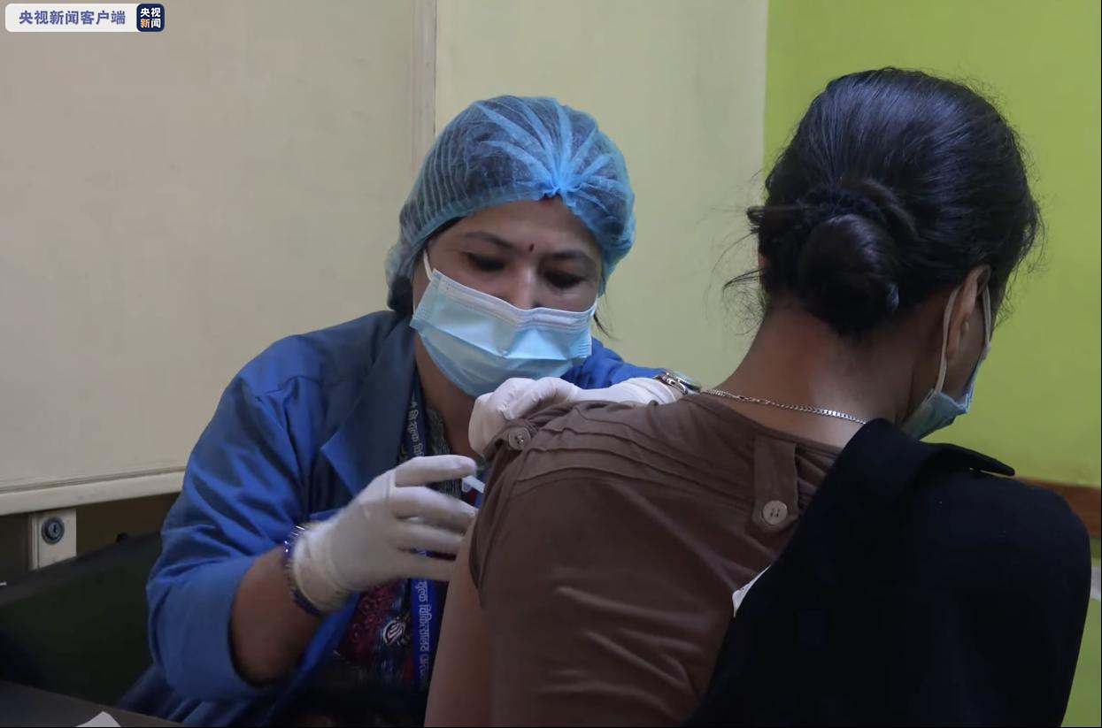 △尼泊尔公民正在接种中国疫苗（记者拍摄）