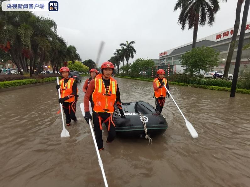 广东惠州突遇强降雨引发内涝  当地消防迅速转移被困群众