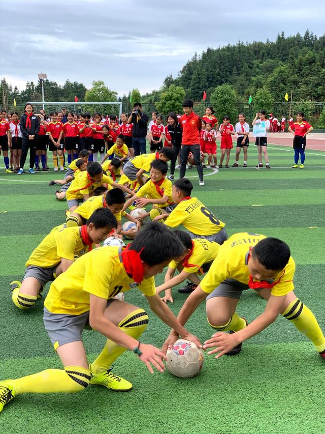 孩子们进行趣味足球游戏.新京报记者 杨亦静 摄