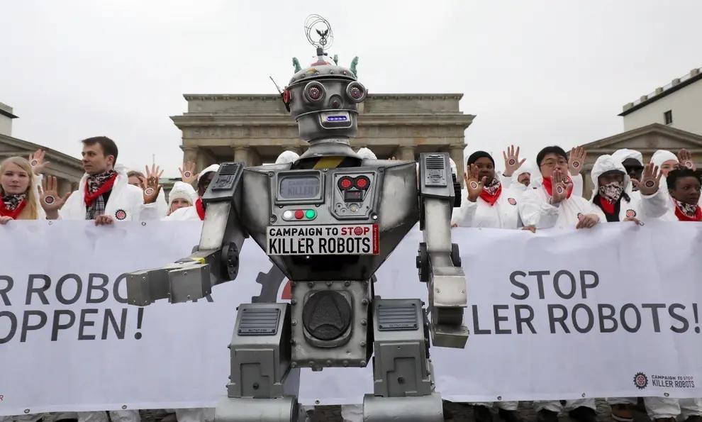  ▲在一场“禁止杀手机器人”示威活动中，人们呼吁禁止所谓的致命自主机器人。图据法新社