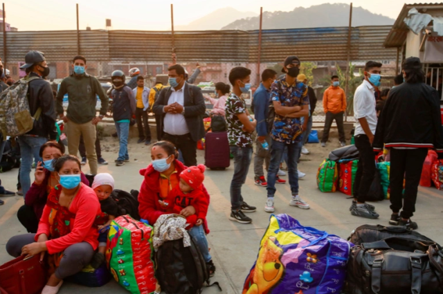 尼泊尔宣布封锁时，人们前往村庄的汽车站（图源：外媒）