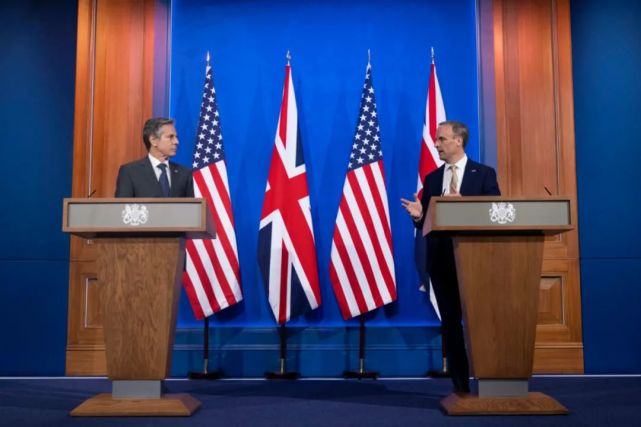5月3日，英国外交大臣拉布（右）与美国国务卿布林肯在英国伦敦举行新闻发布会。新华社发（英国首相府供图）
