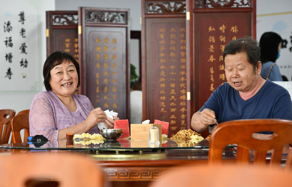 2019年起,天津市开始建设“老人家食堂”,为老年人提供安全、方便、实惠的助餐服务。这是2020年7月7日,老人在西青区精武镇付村康养中心“老人家食堂”用餐。