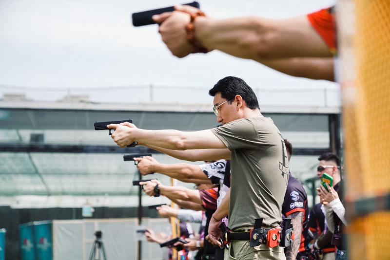 为了让儿子戒掉网络游戏,母亲帮他选择了这项运动……|射击_新浪财经