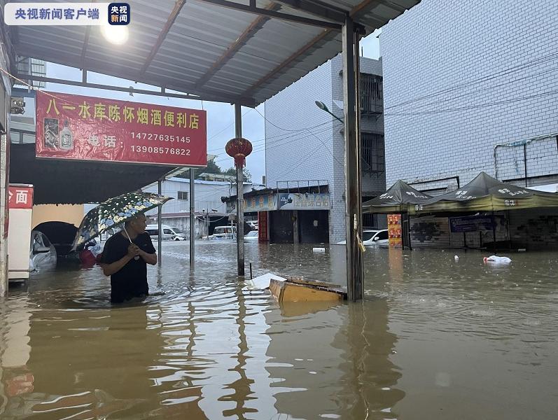 凌晨暴雨袭击城市内涝严重 贵阳消防连夜转移被困群众