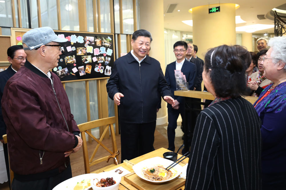 2019年11月2日,习近平在上海市长宁区虹桥街道古北市民中心老年助餐点,同正在用餐的居民亲切交谈。