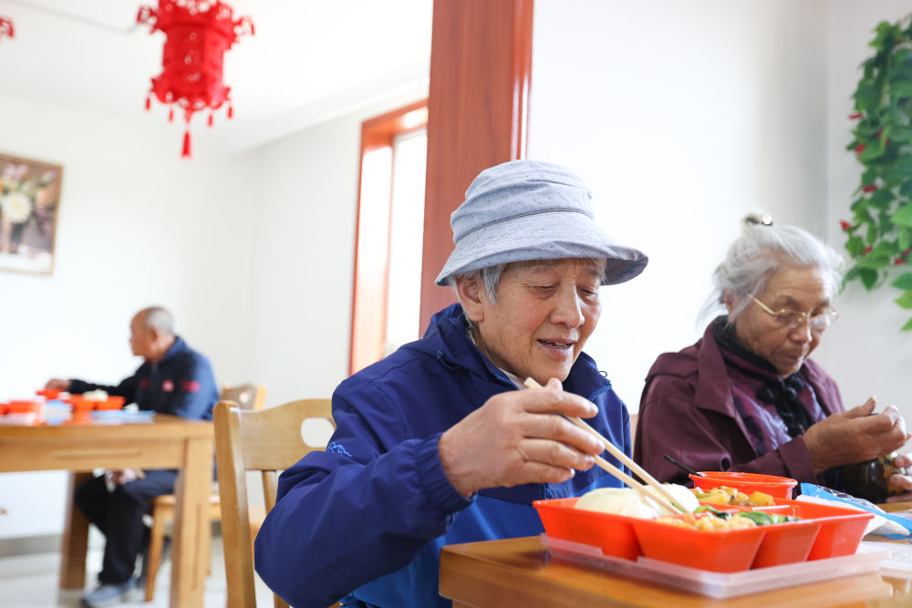 青海省西宁市从2019年6月开始试点推广“爱老幸福食堂”,采取“政府补一点、企业让一点、个人掏一点、社会捐一点”的模式,多方协力,为统筹城乡居家养老破题。这是2020年10月14日,老人们在城中区瑞驰社区爱老幸福食堂用餐。