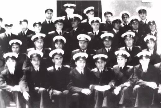 △上世纪五十年代初，中国海军潜艇学习队部分人员与苏联教官合影