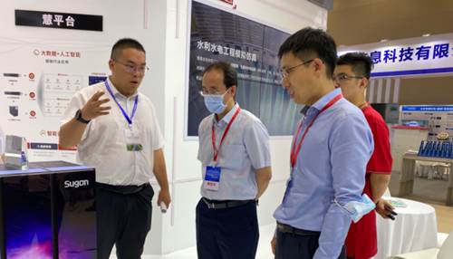 水利部网信办副主任、水利部信息中心副主任钱峰视察曙光展区