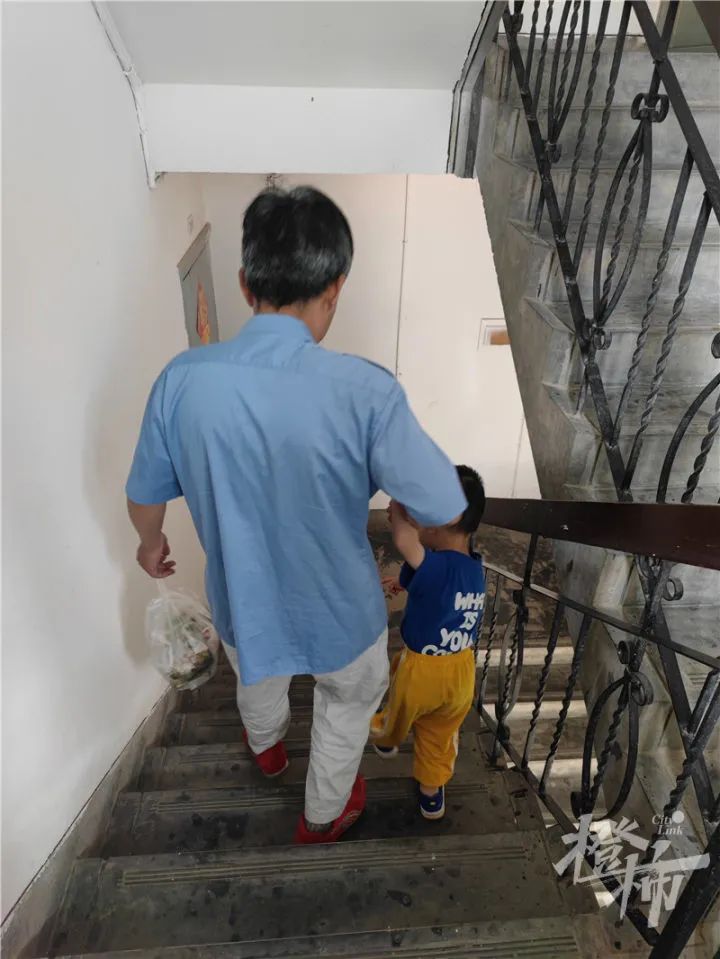 杭州一小区装75部公交电梯一次1元为何住户仍爬楼