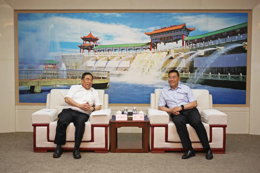 董事长宋海良在克拉玛依市与新疆维吾尔族自治区克拉玛依市委副书记