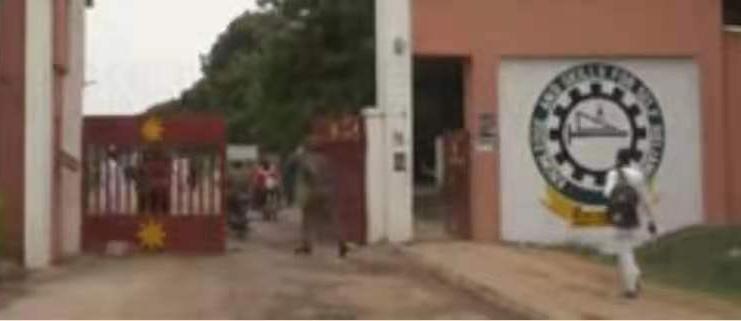 △尼日利亚军警冲进努胡·巴马里理工学院校门 （图片来源：尼日利亚频道电视台）