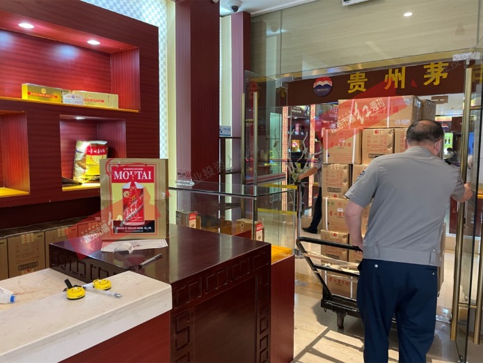 黄牛2万元收购6666元茅台股东大会纪念酒礼盒 住一晚茅台大酒店可赚