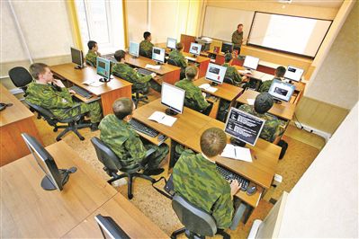 俄罗斯地方高校学生在军事训练中心上课