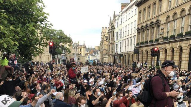去年抗议者聚集在奥里尔学院外要求移除罗得斯的雕像 图源：英国媒体