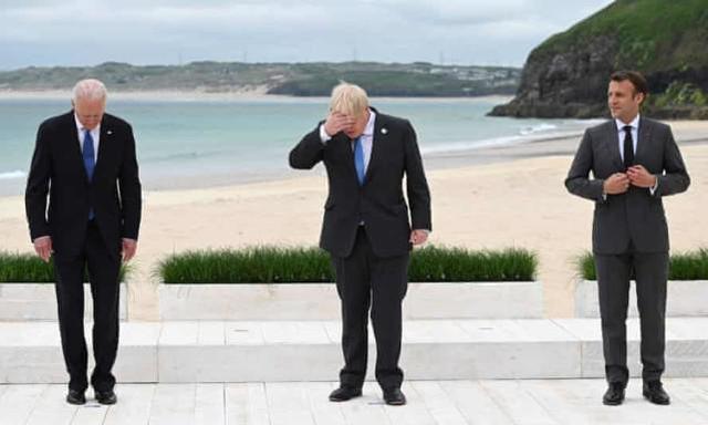 G7峰会尴尬一幕：约翰逊“被抛弃”，合影后拜登急投入马克龙怀抱