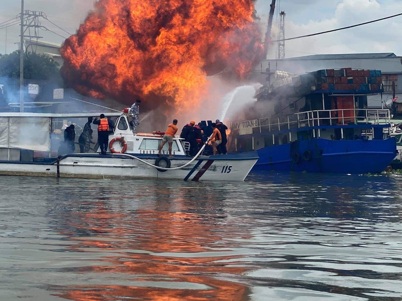 菲律宾一货船起火致6人受伤2人失踪