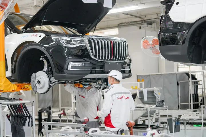 在位于吉林长春的一汽红旗工厂总装车间,工人在装配车辆(2021年4月28