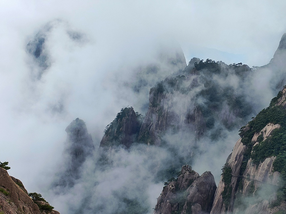 初夏黄山，云雾缭绕，清新自然 汪新平 摄