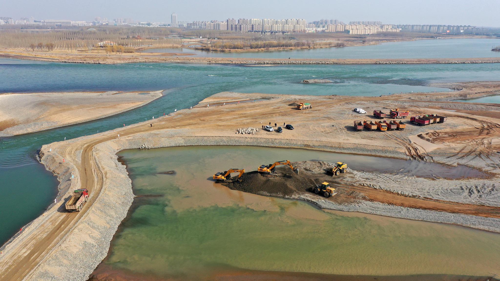 黄河宁夏中卫市沙坡头枢纽至中宁县白马乡段疏浚工程施工现场(无人机