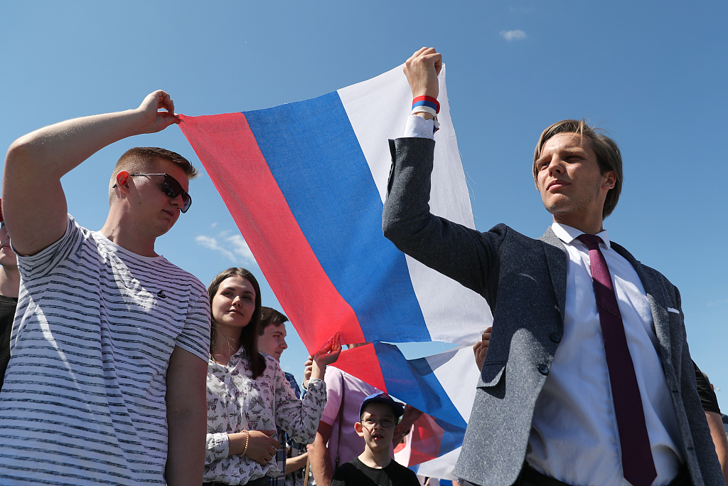 俄罗斯举行独立日庆祝活动 广场现巨幅国旗