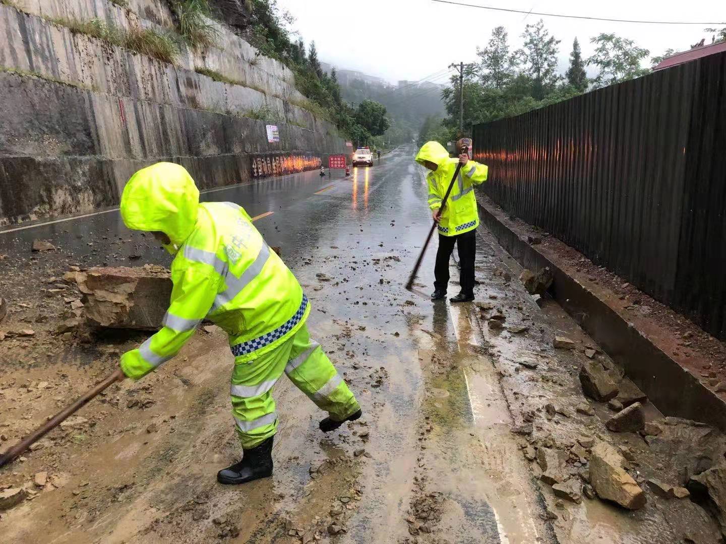 四川阆中暴雨致城区多处积水 个别道路发生山体落石