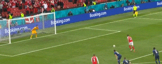 丹麦队霍伊别尔主罚的点球被扑出