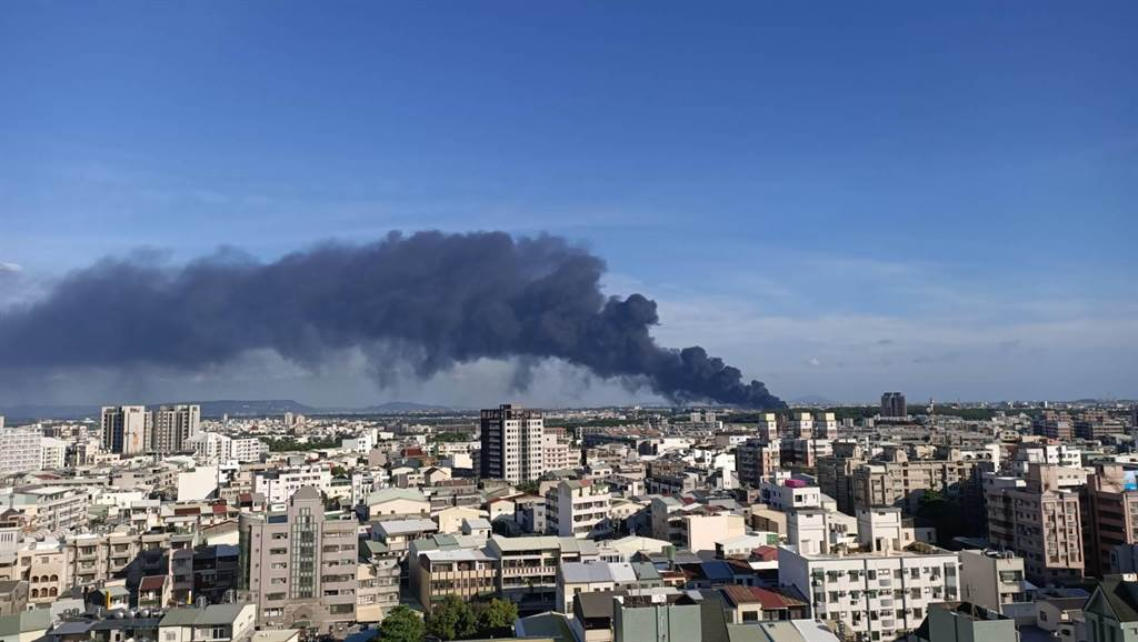 网)台南市消防局称,起火铁皮屋仓库为独栋建物,初步判断没有延烧危险