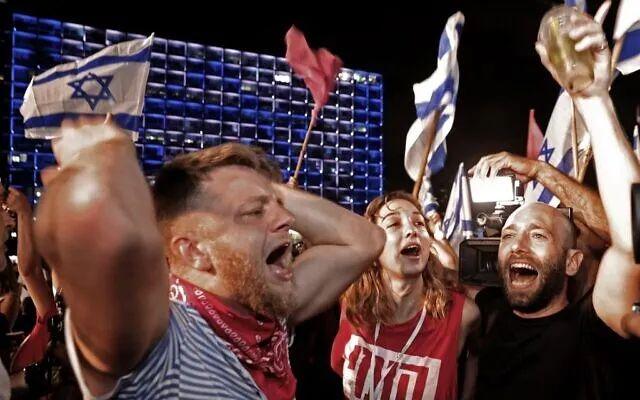 以色列民众齐聚特拉维夫市拉宾广场狂欢。（图源：法新社）