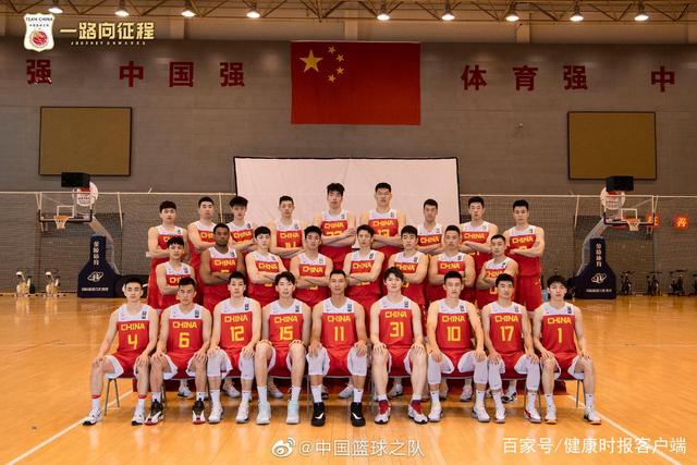 中国男篮合影，一排左四为周琦，图片来源：中国篮球之队。