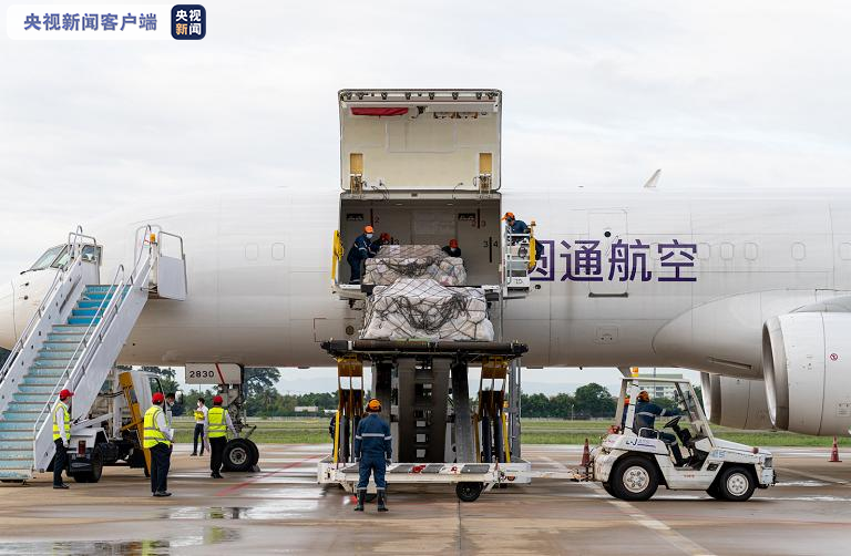 △机场工作人员正在卸运中国疫苗